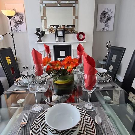 Stunning Holiday Home. Free Parking. マンチェスター エクステリア 写真