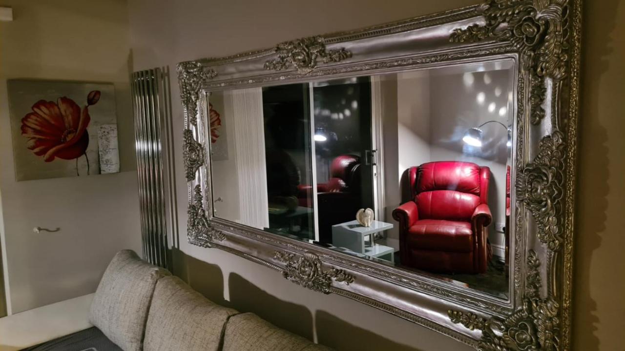 Stunning Holiday Home. Free Parking. マンチェスター エクステリア 写真