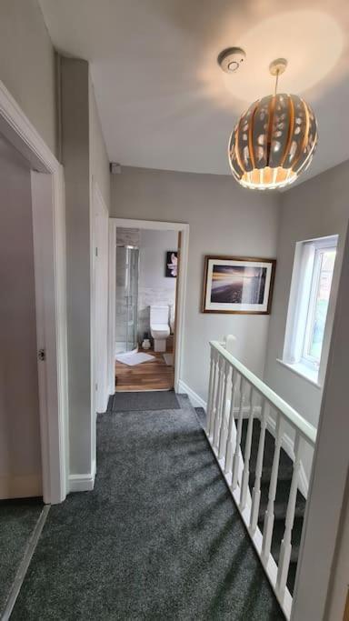 Stunning Holiday Home. Free Parking. マンチェスター エクステリア 写真
