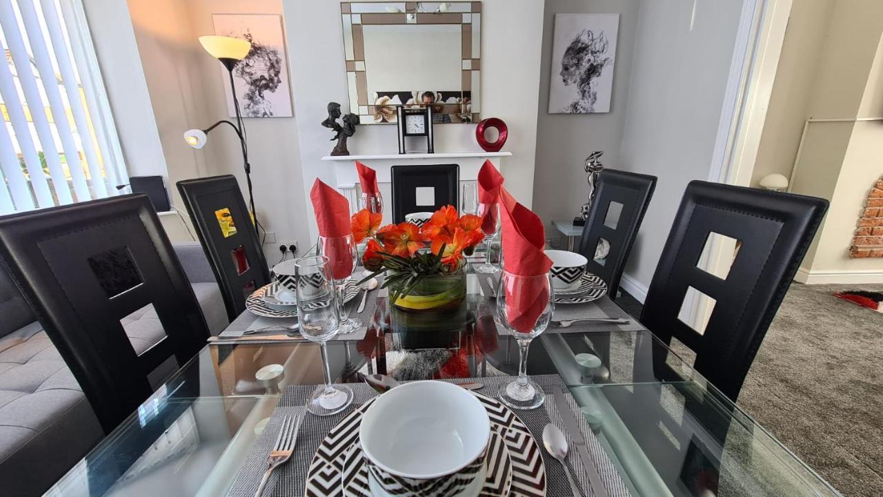 Stunning Holiday Home. Free Parking. マンチェスター エクステリア 写真